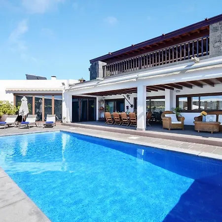 Daniela Villa Famara